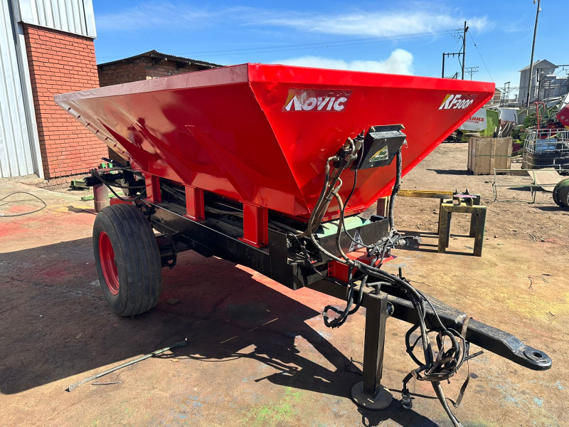Rovic 5 ton spreader  variable rate.